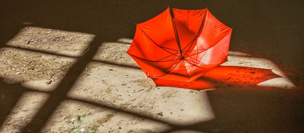 Licht und Schatten und roter Regenschirm. Bild von Richard Mcall auf Pixabay
