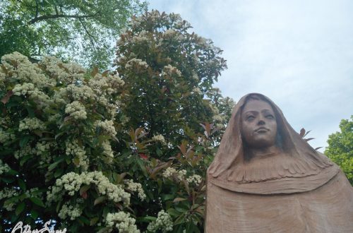 Hildegard von Bingen. Skulptur in Eibingen. Foto: Simone Viel