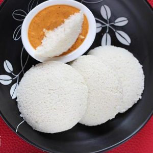 Idli, südindische Küchelchen aus gedämpftem Reis.